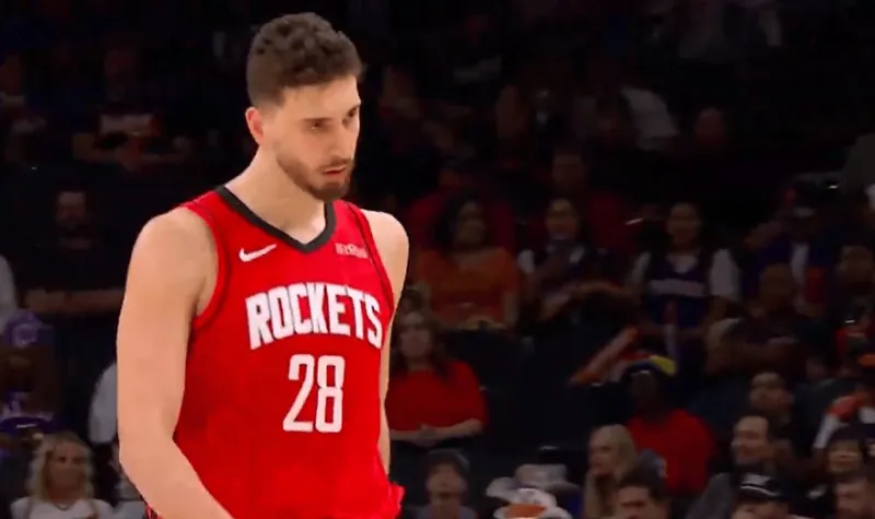 乐鱼app下载-杰伦-格林造成申京第四犯，申京下半场刚开局就被换下