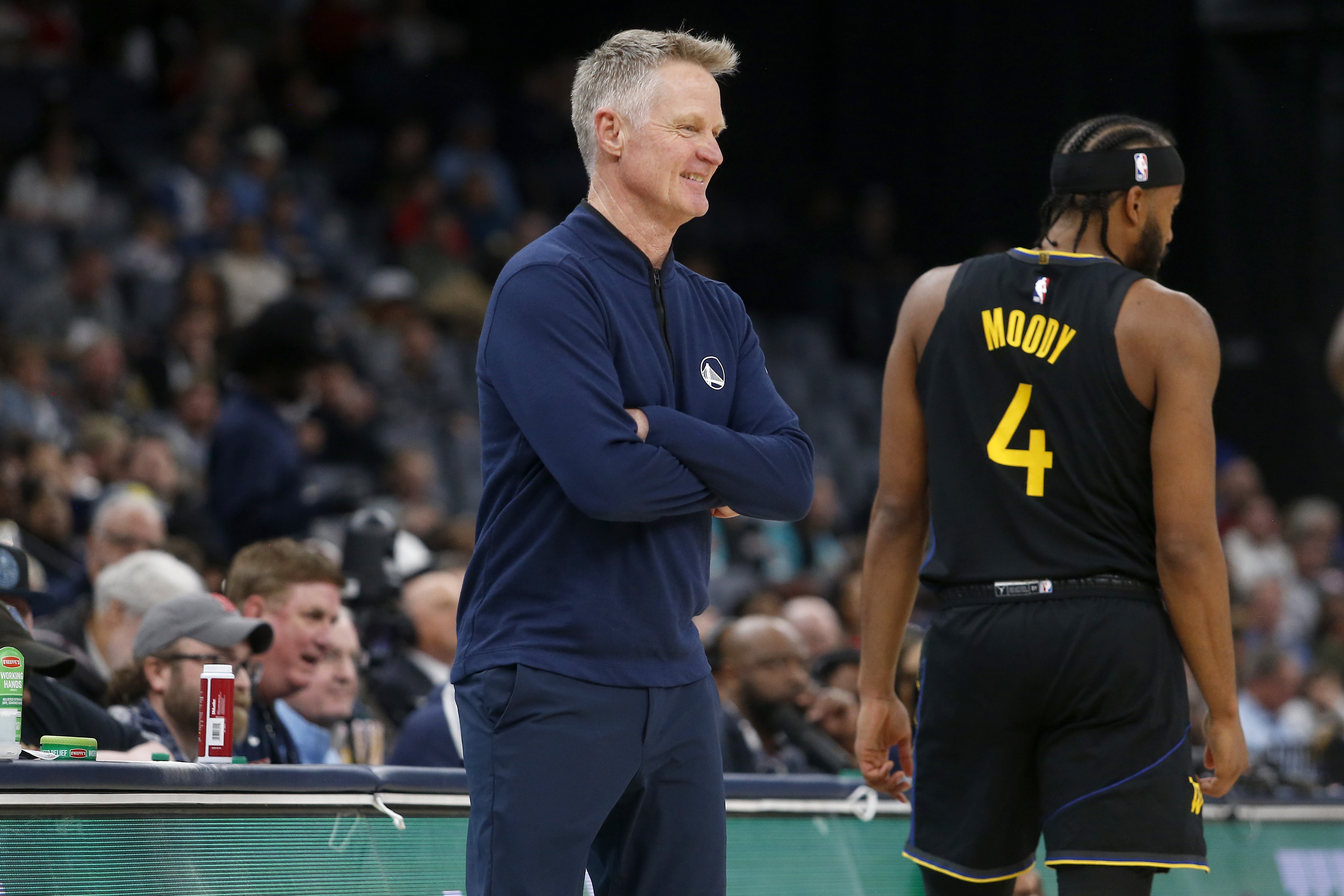 乐鱼官方入口-科尔谈穆迪拄拐现身主场：见到他回来非常开心 大伙儿也很兴奋